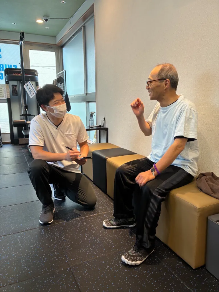 高木トレーナーが会員の話を聞きながら相談する様子
